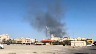 Nach einem iranischen Angriff steigen in der Nähe der US-Botschaft in Kuwait Rauchschwaden auf (Bild vom Montag)