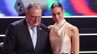 Torsten Burmester (SPD), Oberbürgermeister von Köln, und Darja Varfolomeev, Olympiasiegerin der rhythmischen Sportgymnastik