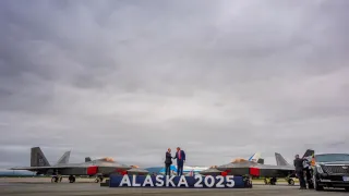 Trump und Putin auf einer Bühne am US-Stützpunkt Elmendorf-Richardson