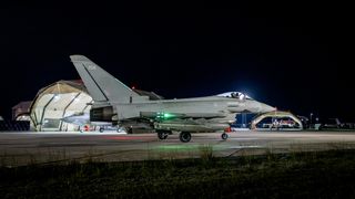 Ein Typhoon FGR Mk4 der britischen Luftwaffe vor einem Einsatz im Nahen Osten von einem RAF-Stützpunkt an einem nicht genannten Ort, aufgenommen am 7. März 2026.
