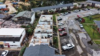 Durch den Sturm abgedeckte Dächer in Milton, Florida.