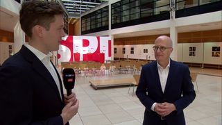 RTL-Reporter Bastian Vollmer im Interview mit Hamburgs Bürgermeister Peter Tschentscher (SPD).
