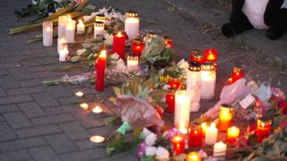 Schüler und Angehörige legen am Abend Blumen und Kerzen vor der Schule ab.