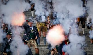 Ritual am letzten Wiesntag: Böllerschützen auf den Stufen unterhalb der Bavaria.