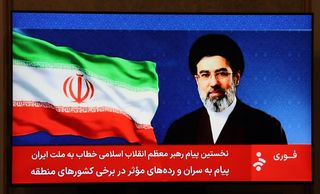 Bild von Mojtaba Khamenei im iranischen Fernsehen