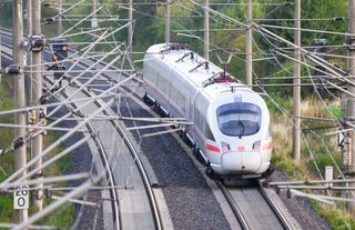 Die Bahnstrecke zwischen Hannover und Hamburg stellt bundesweit eine wichtige Verkehrsachse dar.