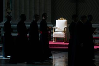 Leerer Papststuhl im Petersdom