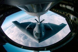 Ein B-2-Bomber beim Auftanken während des Fluges (Archiv)
