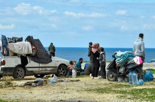 Vertriebene Bewohner mit ihren Habseligkeiten in Beirut