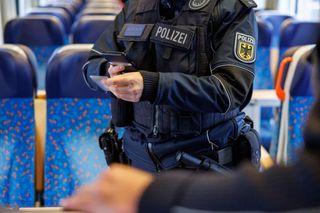 Ausweiskontrolle in einem Zug