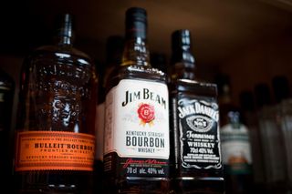 Amerikanischer Whiskey in einem Supermarkt in Hamburg