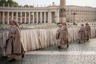 Nonnen am Morgen auf dem Petersplatz