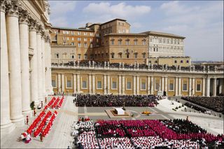 Blick auf die Anwesenden bei der Beerdigung von Johannes Paul II. am Petersdom