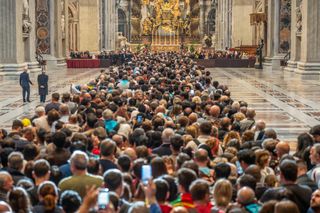 Menschen warten im Petersdom in der Schlange vor dem Sarg des verstorbenen Papstes