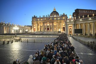 Gläubige in der Schlange auf den letzten Metern vor dem Petersdom