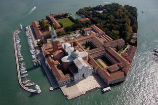 Blick von oben auf die Insel San Giorgio Maggiore. Im Vordergrund links die gleichnamige Kirche, rechts die Räumlichkeiten der Cini-Stiftung