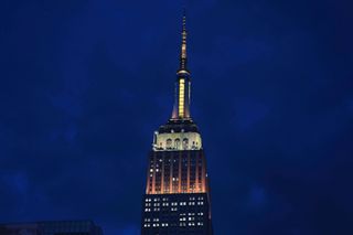 In Gold und Weiß getauchtes Empire State Building
