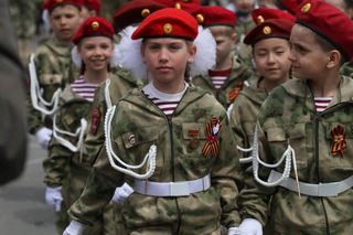 Russische Kinder auf der Kinderparade in Wladiwostok