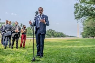 Bundeskanzler Merz bei seinem Statement im Park am Lincoln Memorial