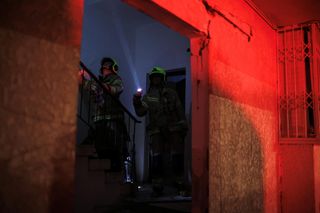 Rettungskräfte sind nach dem iranischen Gegenangriff auf Israel in Ramat Gan im Einsatz