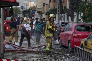 Feuerwehrleute in Teheran sind nach einem israelischen Angriff im Einsatz