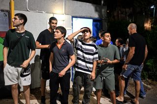 In Haifa stehen Menschen vor einem Schutzraum