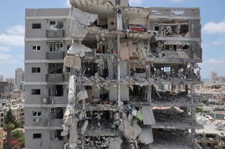 Ein Wohngebäude im israelischen Bat Jam nach einem iranischen Angriff