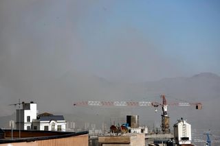 Nach einem israelischen Angriff steigen über der iranischen Hauptstadt Teheran Rauch und Qualm auf