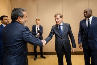 Deutschlands Außenminister Johann Wadephul (r.) mit Irans Außenminister Abbas Araghchi
