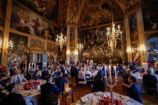 König Willem Alexander spricht vor dem Dinner zu den Tischgästen im Palast