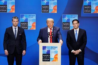 Trump bei seiner Pressekonferenz mit Verteidigungsminister Pete Hegseth und Außenminister Marco Rubio
