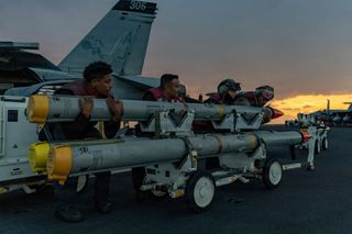 US-Navy-Angehörige bereiten auf dem Flugzeugträger USS Gerald R. Ford die Operation »Epischer Zorn« vor