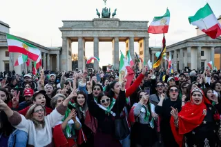 Jubelnde Exiliraner in Berlin: Mutig gegen den Unrechtsstaat