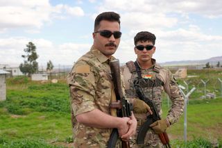 Zwei Kämpfer der iranisch-kurdischen Exilpartei KDPI am Checkpoint vor ihrer Basis im nordirakischen Koj Sandschak: »Wir glauben, wir haben jetzt eine große Chance.«