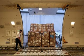 Ein Crewmitglied hilft Ende Januar beim Verladen von Kartons mit humanitärer Hilfe in Dubai.