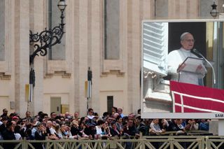 Sonntagssegen auf dem Petersplatz im Vatikan
