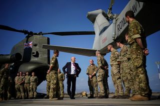 Britischer Verteidigungsminister Healey auf der Basis Akrotiri in Zypern im Oktober 2024
