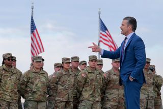 Pete Hegseth mit US-Soldaten in Washington am 6.2.2026