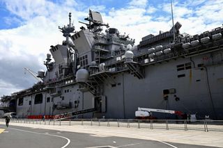 USS »Tripoli« im November 2022 im Hafen von Sydney, Australien