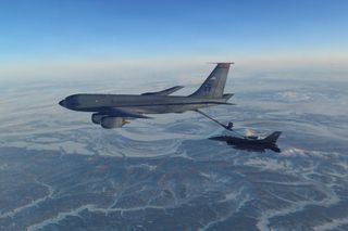 KC-135 Tankflugzeug und F-16 Kampfjet (über Alaska im Februar 2026)