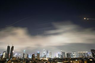 Israel fängt iranische Raketen über Tel Aviv ab