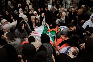 Menschen trauern um die Familie in Tammun