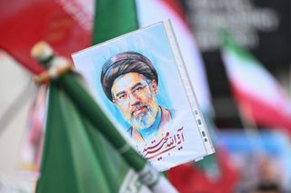 Ein Demonstrant in Paris zeigt ein Porträt von Mojtaba Khamenei