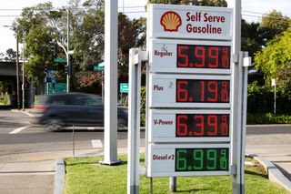 Tankstellenschild in Oakland: In Kalifornien ist Sprit für US-Verhältnisse besonders teuer