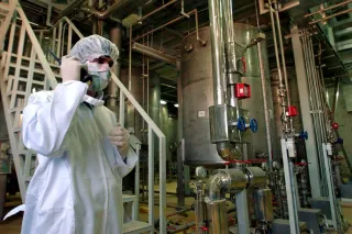 Arbeiter in iranischer Atomanlage Isfahan (2005)