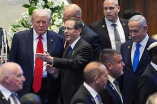Donald Trump mit Isaac Herzog (M.), rechts im Bild Benjamin Netanyahu