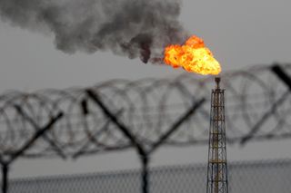 Eine Flamme am irakischen Ölfeld Zubair im Süden des Landes