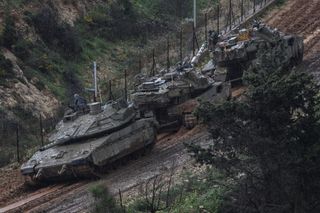 Panzer der israelischen Armee an der Grenze zum Libanon