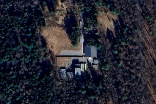 Satellitenbild einer Antennenanlage zwischen der Panzerkaserne Böblingen und den Patch Barracks in Stuttgart-Vaihingen (2025)