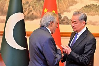Chinas Außenminister Wang Yi (rechts) mit seinem pakistanischen Amtskollegen Ishaq Dar